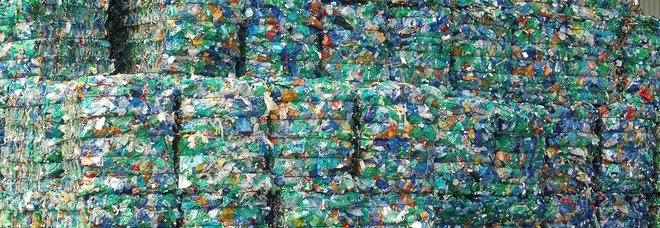 Stop a piatti e posate
di plastica e cotton fioc:
la proposta della Ue
