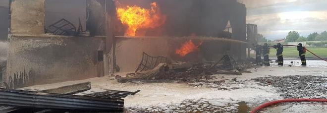 Incendio devasta un colorificio: altissima colonna di fumo nero