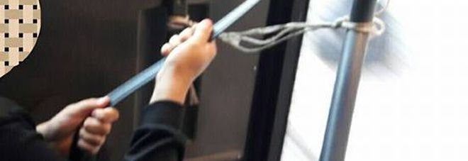 Bus trappola, gli studenti tengono il portellone con una corda Bus trappola, gli studenti tengono il portellone con una corda