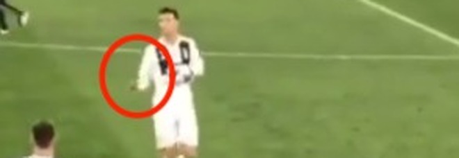 Juve-Ajax, Ronaldo a fine gara: «Ve la siete fatta addosso». Il gesto è inequivocabile VIDEO