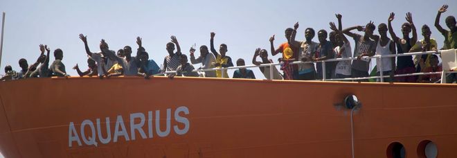 Caso Aquarius, migranti a Valencia a bordo di navi italiane Caso Aquarius, migranti a Valencia a bordo di navi italiane