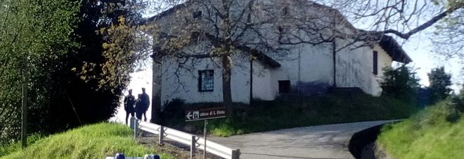 Accoltella il consigliere comunale suo vicino di casa, poi si barrica Accoltella il consigliere comunale suo vicino di casa, poi si barrica