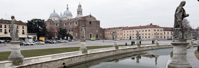 L'isola Memmia ghiacciata in Prato della Valle, Padova L'isola Memmia ghiacciata in Prato della Valle, Padova