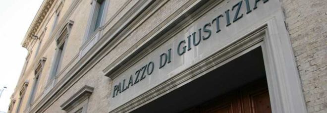 Operaio adesca ragazzina sulla chat. Poi la trappola hard in macchina. A processo per violenza