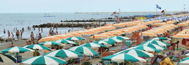 Mette i piedi in acqua e si sente male: turista muore in spiaggia