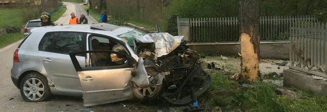 L'auto si schianta contro un albero
Giovane muore, l'amico è gravissimo