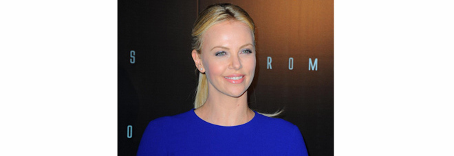 Charlize Theron in blu cobalto (redcarpetdivas)