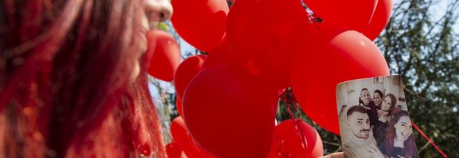 Palloncini rossi a Torino per ricordare Stefano Leo Palloncini rossi a Torino per ricordare Stefano Leo