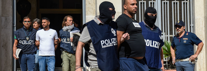 Gli arresti per l'operazione Gli arresti per l'operazione
