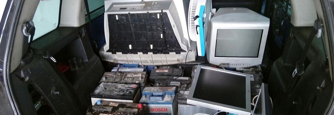 I rifiuti rubati dalla ecopiazzola da due cittadini ghanesi I rifiuti rubati dalla ecopiazzola da due cittadini ghanesi