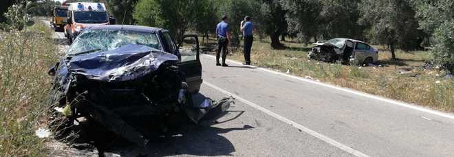Scontro frontale tra due auto, un morto e un ferito Scontro frontale tra due auto, un morto e un ferito