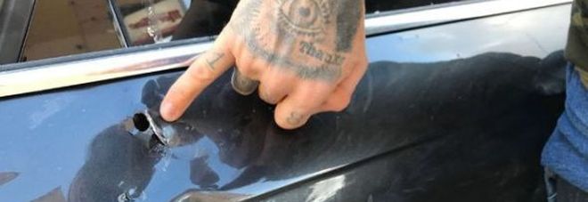 Striscia la Notizia, Vittorio Brumotti e la sua troupe aggrediti allo Zen di Palermo: spari contro la loro auto