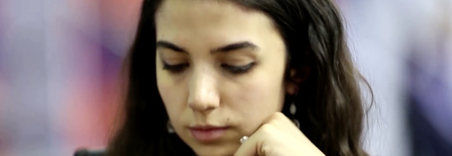 La giovane scacchista iraniana potrebbe trasferirsi a Madrid e salvarsi dalla tortura, gli Ayatollah non la perdonerebbero