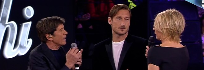 Amici, Totti special guest del serale canta Grazie Roma insieme a Morandi. Poi costringe Gianni a palleggiare Amici, Totti special guest del serale canta Grazie Roma insieme a Morandi. Poi costringe Gianni a palleggiare