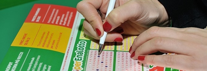 Superenalotto, sfiorato il jackpot record da 130 milioni: doppia maxi vincita