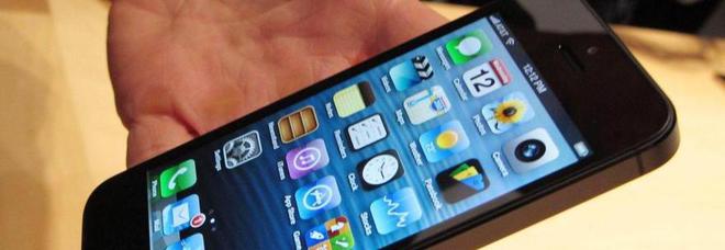 IPhone 5, Avvenire contro Apple «E' razzismo tecnologico» E intanto volano gli ordini IPhone 5, Avvenire contro Apple «E' razzismo tecnologico» E intanto volano gli ordini