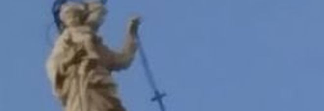Il Rosario nelle mani della Madonna si muove: «Miracolo a Pompei» Video Il Rosario nelle mani della Madonna si muove: «Miracolo a Pompei» Video