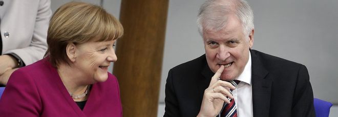 A destra il ministro Horst Seehofer A destra il ministro Horst Seehofer
