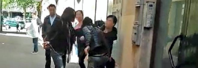 La moglie tradita chiama le amiche e pesta pubblicamente l'amante del marito La moglie tradita chiama le amiche e pesta pubblicamente l'amante del marito