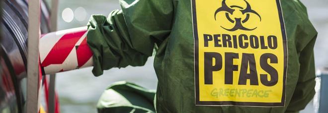 Pfas, il ministro Costa: «11 settembre tavolo e procedura d'urgenza» Pfas, il ministro Costa: «11 settembre tavolo e procedura d'urgenza»