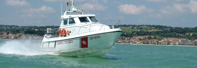 Cade dalla barca per un malore
Lo vedono da riva: uomo salvato