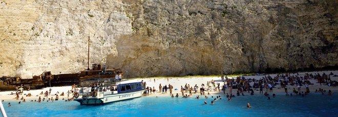 Zante, terrore sulla famosa spiaggia del Relitto: frana un costone, 7 feriti Zante, terrore sulla famosa spiaggia del Relitto: frana un costone, 7 feriti