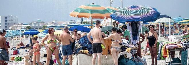 Già in libertà il vù cumpra' violento ​Il questore: pochi vigili sulle spiagge Già in libertà il vù cumpra' violento ​Il questore: pochi vigili sulle spiagge