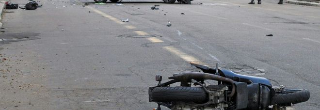 Ubriaco al volante, travolge scooter con a bordo padre e figlio: un morto e un ferito grave Ubriaco al volante, travolge scooter con a bordo padre e figlio: un morto e un ferito grave