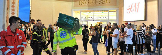 Sostanza urticante da Zara, evacuato il Centro commerciale: portati fuori a centinaia