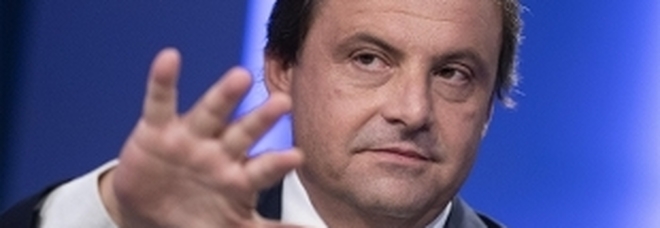 Calenda: «Questo Pd merita l'estinzione, non si presenti alle Europee. Come segretario servirebbe uno psichiatra»