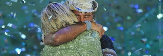 Raz Degan lo ha fatto di nuovo: nuova dichiarazione d'amore a Paola Barale Raz Degan lo ha fatto di nuovo: nuova dichiarazione d'amore a Paola Barale