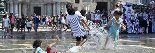 Acqua alta d'estate, è piazza San Marco si trasforma in una piscina Acqua alta d'estate, è piazza San Marco si trasforma in una piscina