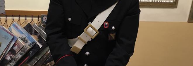 La pistola e il coltello usati durante la lite La pistola e il coltello usati durante la lite