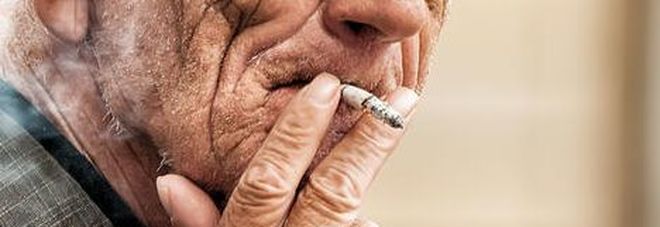 Antifumo, ma non a casa sua: a 38 chiude i genitori in terrazzo sotto il temporale perché fumano