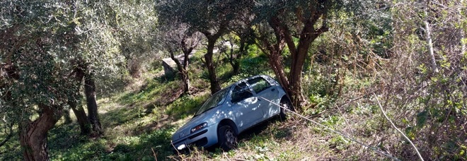 Esce in retromarcia
dal garage, sbaglia manovra
e precipita in un dirupo