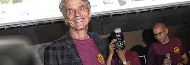 Pestati a Trastevere per una maglietta del cinema America, Jeremy Irons indossa la t-shirt