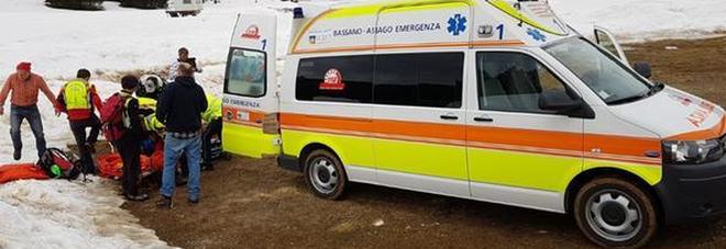 Cammina in scarpe da ginnastica sulla neve: 42enne cade e si frattura Cammina in scarpe da ginnastica sulla neve: 42enne cade e si frattura