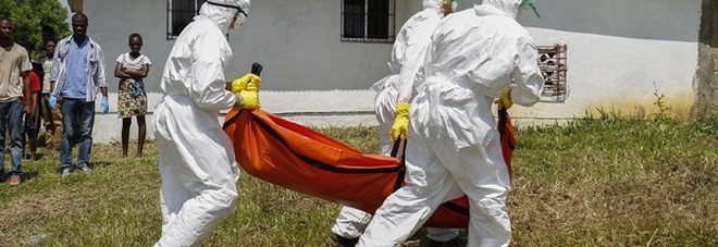 Una vittima di Ebola portata via da casa in Congo Una vittima di Ebola portata via da casa in Congo