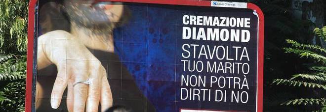 Roma, la pubblicità choc dell'agenzia funebre: «Trasformiamo in diamanti le ceneri dei tuoi cari»