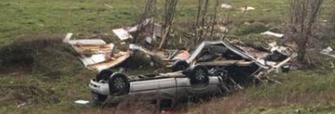 Tornano a casa con il camper nuovo, ma sulla statale incontrano un tornado /Video Tornano a casa con il camper nuovo, ma sulla statale incontrano un tornado /Video