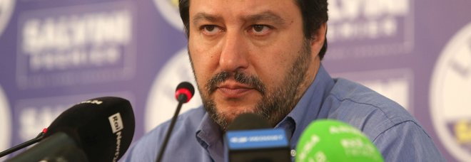 Migranti, Salvini fissa la nuova linea: sbarchi solo da navi militari Migranti, Salvini fissa la nuova linea: sbarchi solo da navi militari