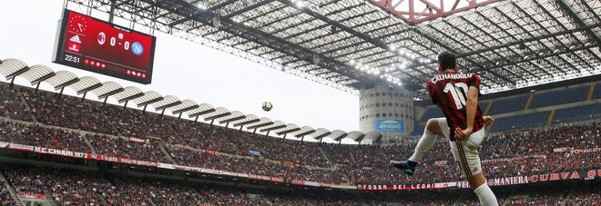 Milan-Napoli, ancora striscioni
contro ADL: «Romano buffone»