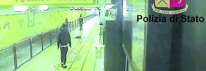 Rapinata nel sottopasso: in tre ​sono passati e non l'hanno aiutata Rapinata nel sottopasso: in tre ​sono passati e non l'hanno aiutata