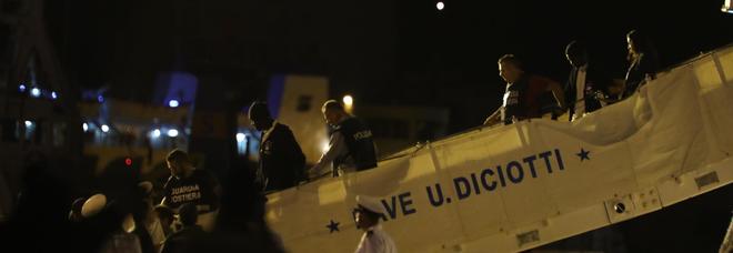 Nave Diciotti a Trapani, Conte: sta per iniziare lo sbarco. Mattarella si informa, «stupore» al Viminale Nave Diciotti a Trapani, Conte: sta per iniziare lo sbarco. Mattarella si informa, «stupore» al Viminale