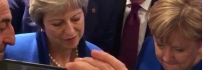 Pausa al vertice Nato: May, Merkel e Erdogan guardano i mondiali sul cellulare Video