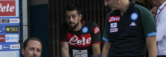 A Dimaro c'è Younes in stampelle:
segue gli allenamenti del Napoli