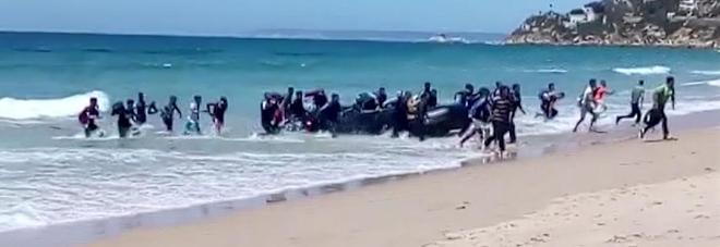Migranti, assalto alle coste spagnole, 700 respinti. Il Viminale: Avanti con la linea dura Migranti, assalto alle coste spagnole, 700 respinti. Il Viminale: "Avanti con la linea dura"