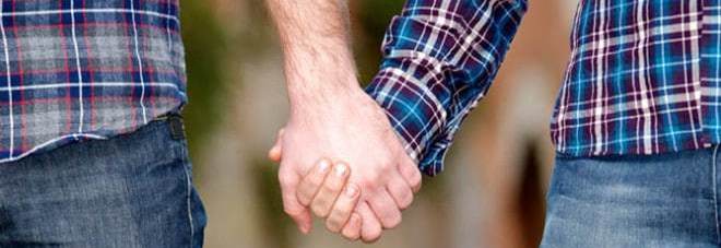 Coppia gay aggredita con benzina dopo le botte: 23enne sotto choc Coppia gay aggredita con benzina dopo le botte: 23enne sotto choc