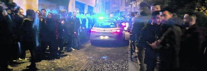 Cinque bulli si scatenano di notte nella movida: inseguiti e denunciati Cinque bulli si scatenano di notte nella movida: inseguiti e denunciati