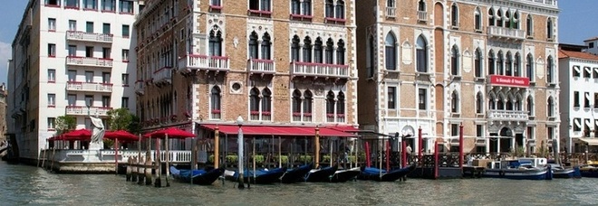 Venezia. Crack Signa, il lussuoso hotel Bauer sul Canal Grande venduto al gruppo tedesco Schoeller